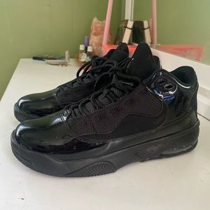 I’m selling men sneaker only wore once and it was just put away